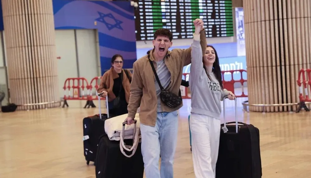 Một cặp vợ chồng người Israel vui mừng khi đáp xuống sân bay Ben Gurion ở Tel Aviv trên các chuyến bay hồi hương đầu tiên vào ngày 5-3. Ảnh: Courtesy of the Israel Airports Authority