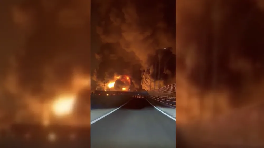 Ngọn lửa bốc cao gần một kho chứa xăng dầu ở phía Đông Bắc Tehran. Ảnh: CNN