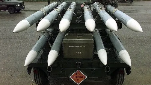 Tên lửa không đối không tầm trung (AMRAAM) của Mỹ. Ảnh : Militarywatch Magazine