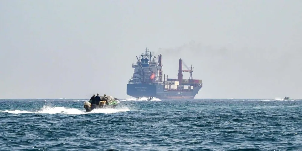 Iran ra lệnh quay đầu cho một tàu chở hàng hướng đến Karachi tại eo biển Hormuz. Ảnh: Trending Now