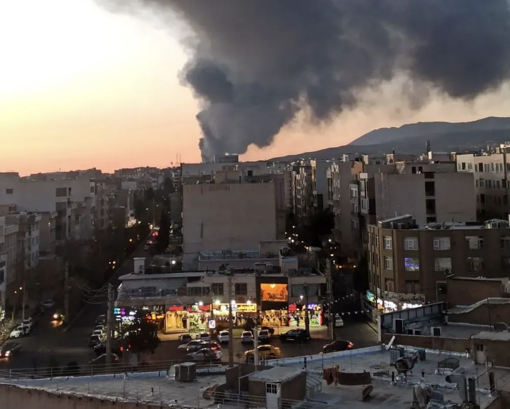 Thành phố Khorramshahr ở Tây Nam Iran bị tấn công vào sáng sớm 6-4. Ảnh: Iran International