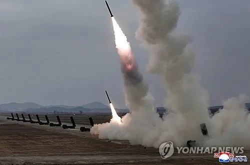 Hãng tin Yonhap cho biết hình ảnh này do KCNA công bố cho thấy Triều Tiên tiến hành cuộc tập trận tấn công hỏa lực sử dụng hệ thống phóng rocket đa nòng siêu chính xác 600mm, ngày 8-4. Ảnh: YONHAP