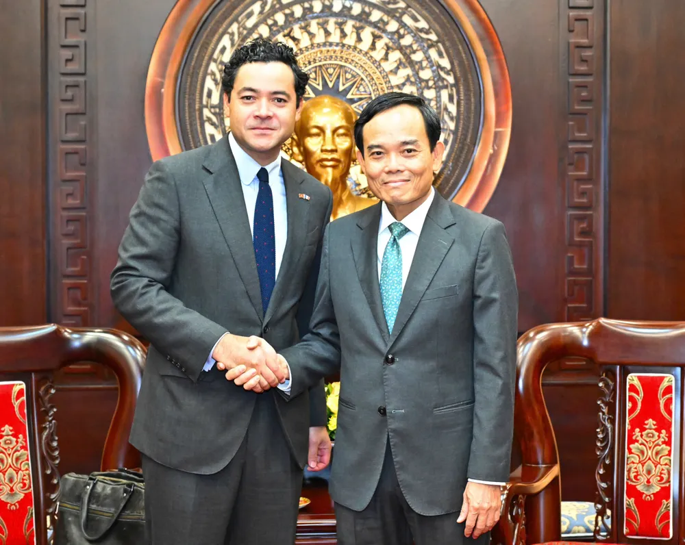 Đồng chí Trần Lưu Quang và ông Etienne Ranaivoson, Tổng Lãnh sự Pháp tại TPHCM. Ảnh: VIỆT DŨNG