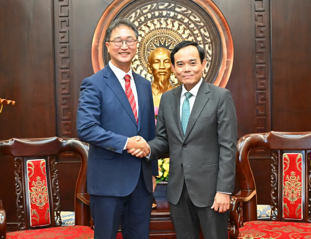 Đồng chí Trần Lưu Quang và Tổng Lãnh sự Hàn Quốc Jung Jung Tae. Ảnh: VIỆT DŨNG