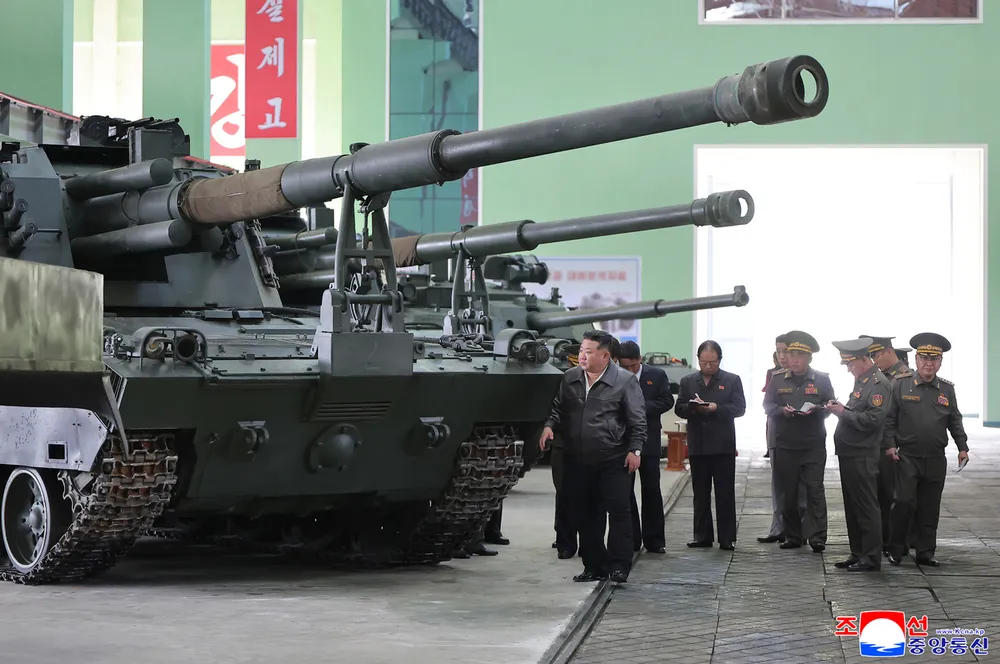 Nhà lãnh đạo Triều Tiên Kim Jong-un thị sát một khẩu pháo tự hành trong chuyến thăm một nhà máy sản xuất đạn dược lớn. Ảnh: KCNA
