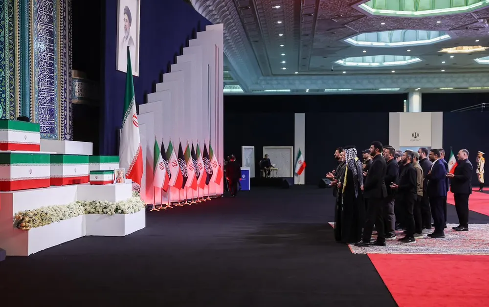 Lễ tang cố lãnh tụ Ali Khamenei bắt đầu từ ngày 4-7 tại Tehran. Ảnh: Boston Globe