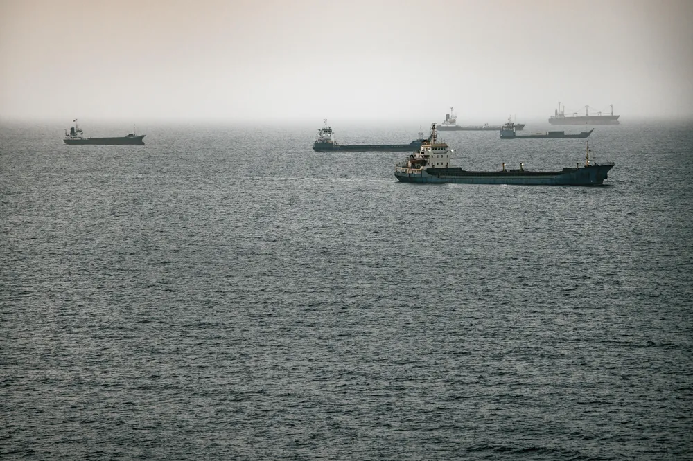 Các tàu thương mại neo đậu ở eo biển Hormuz. Ảnh: CBS NEWS