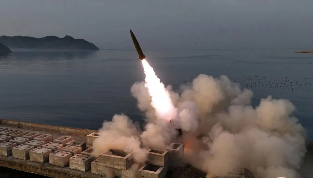 Hãng tin Yonhap đưa ảnh do hãng thông tấn nhà nước Triều Tiên KCNA công bố cho thấy Triều Tiên đã tiến hành phóng thử tên lửa đạn đạo chiến thuật vào ngày 20-4