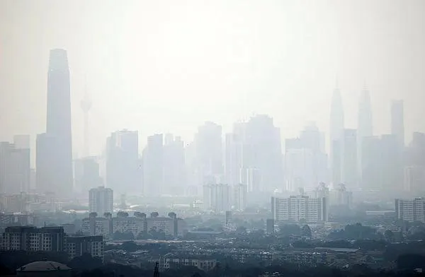 Khói mù bao phủ thành phố Malaysia. Ảnh: THE SUN