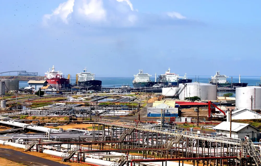 Nhà máy lọc dầu Amuay là nhà máy lọc dầu lớn nhất Venezuela, nằm ở thành phố Punto Fijo trên bán đảo Paraguaná thuộc bang Falcón. Ảnh: venezuelanalysis.com
