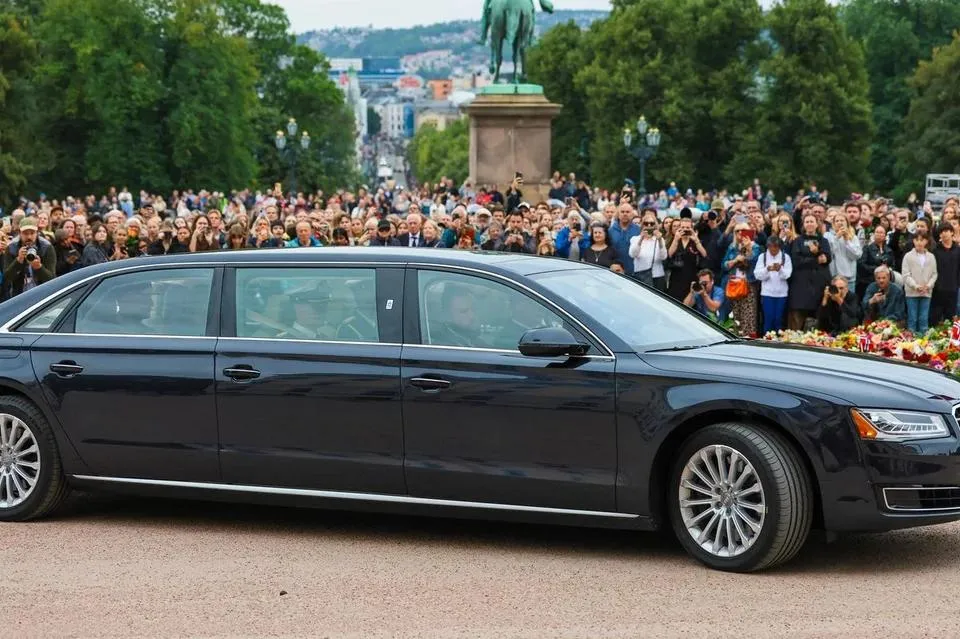 f3dc9395d79a-the-car-of-the-royal-family-passes-mourners-who-gather-to-pay-tribute-to-king-ha.jpg