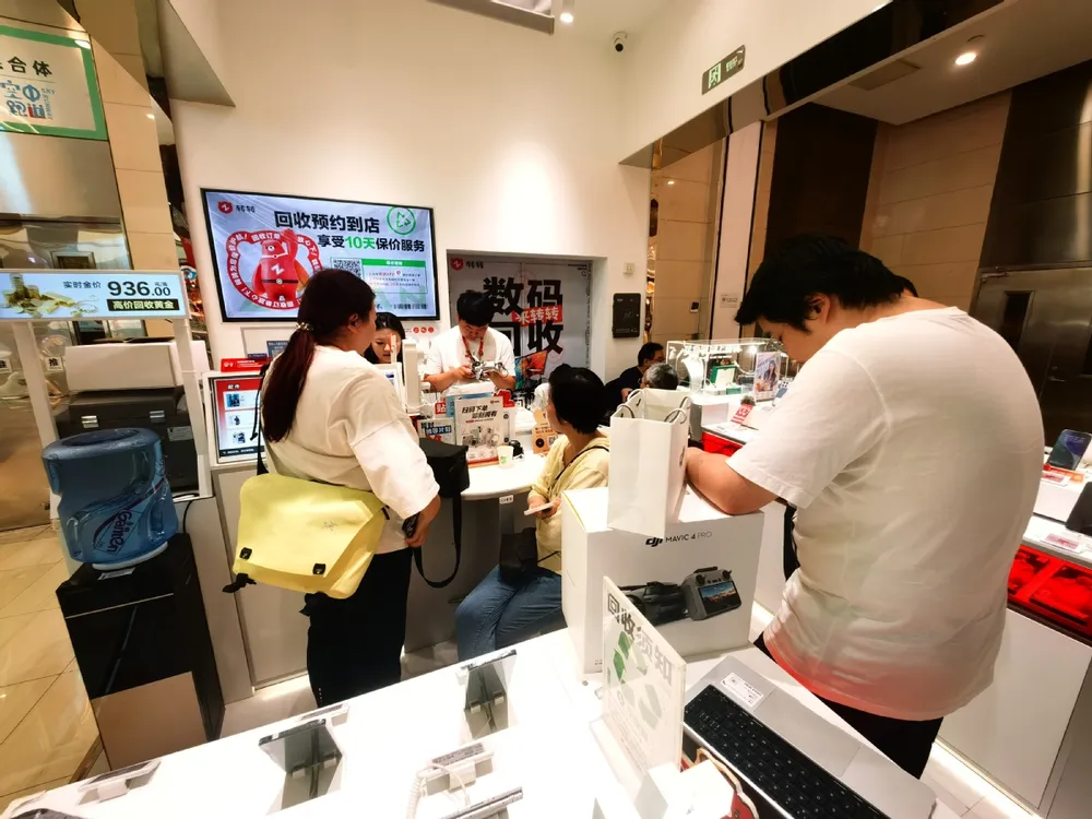 Một cửa hàng ở Bắc Kinh bán máy bay không người lái dân dụng vào ngày 13-9. Ảnh : China Daily