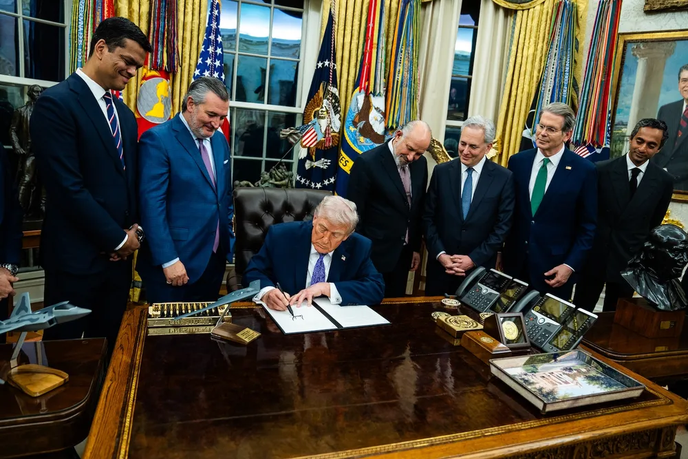 Tổng thống Donald Trump ký một sắc lệnh hành pháp về trí tuệ nhân tạo cuối năm 2025. Ảnh: Demetrius Freeman/The Washington Post