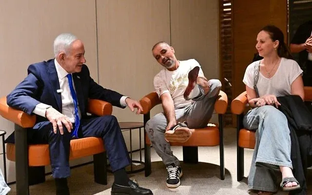 Thủ tướng Israel Benjamin Netanyahu gặp gỡ Yaniv, một trong những người Israel đã giúp khống chế cơ phó, người bị cáo buộc âm mưu cướp chuyến bay FZ1073 từ Dubai tới Tel Aviv. Ảnh: Kobi Gideon/GPO