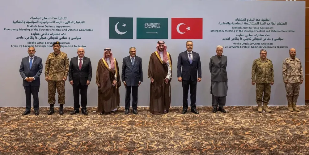 Đại diện 3 nước tham dự cuộc họp của Ủy ban quốc phòng Hiệp ước Mecca ở Riyadh, Saudi Arabia, ngày 5 -10. Ảnh: AA