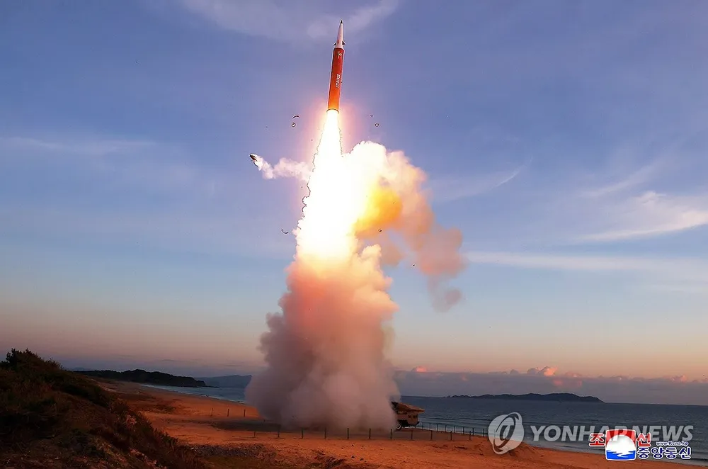 Theo Hãng thông tấn KCNA, Triều Tiên phóng tên lửa chiến lược tầm trung vào ngày 3-10. Ảnh: YONHAP 