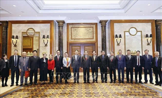 vna_potal_chu_tich_quoc_hoi_tran_thanh_man_tiep_cac_nhan_si_huu_nghi_trung_quoc_stand (1).jpg