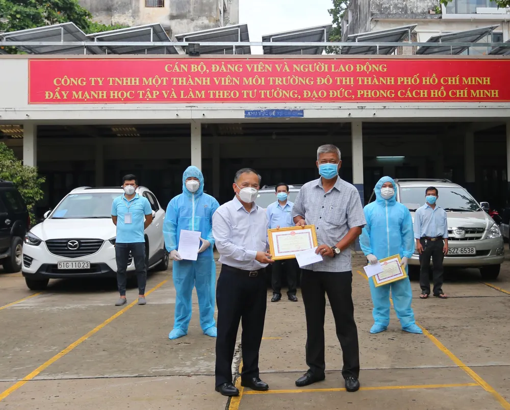 Thưởng nóng công nhân xử lý rác thải y tế liên quan dịch bệnh ảnh 1