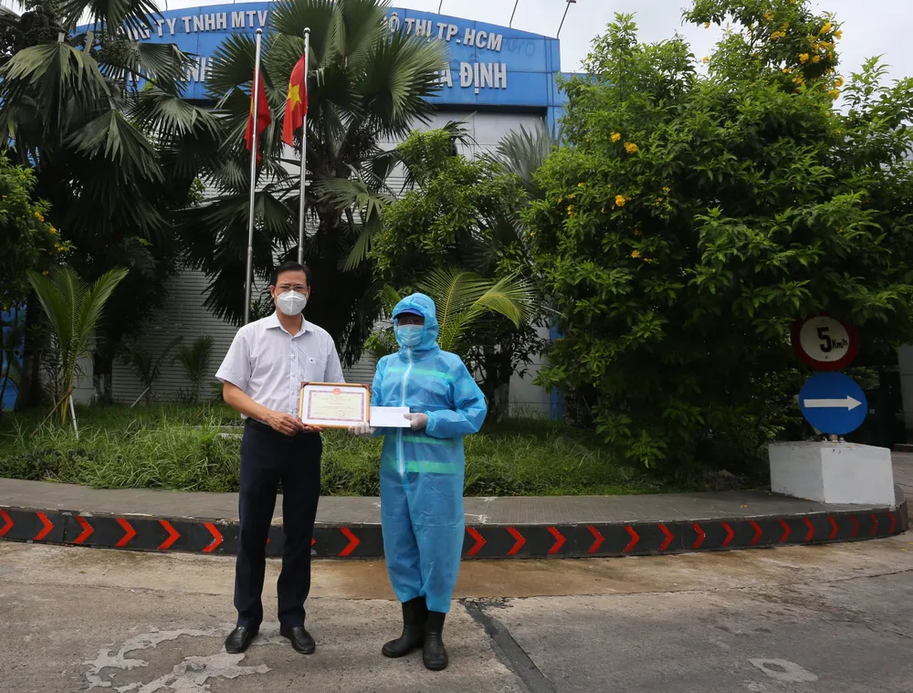 Thưởng nóng công nhân xử lý rác thải y tế liên quan dịch bệnh ảnh 2