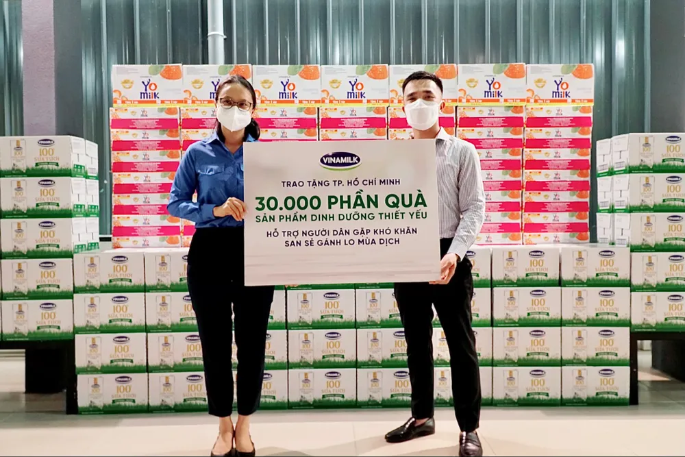 San sẻ khó khăn mùa dịch, Vinamilk tặng 45.000 phần quà cho người dân gặp khó khăn tại TPHCM, Bình Dương, Đồng Nai ảnh 2
