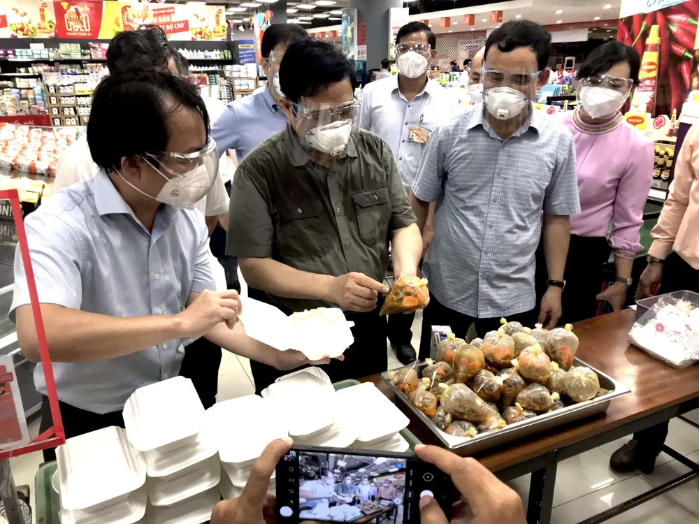 Thủ tướng Chính phủ Phạm Minh Chính kiểm tra công tác chuẩn bị hàng hóa tại Saigon Co.op ảnh 1