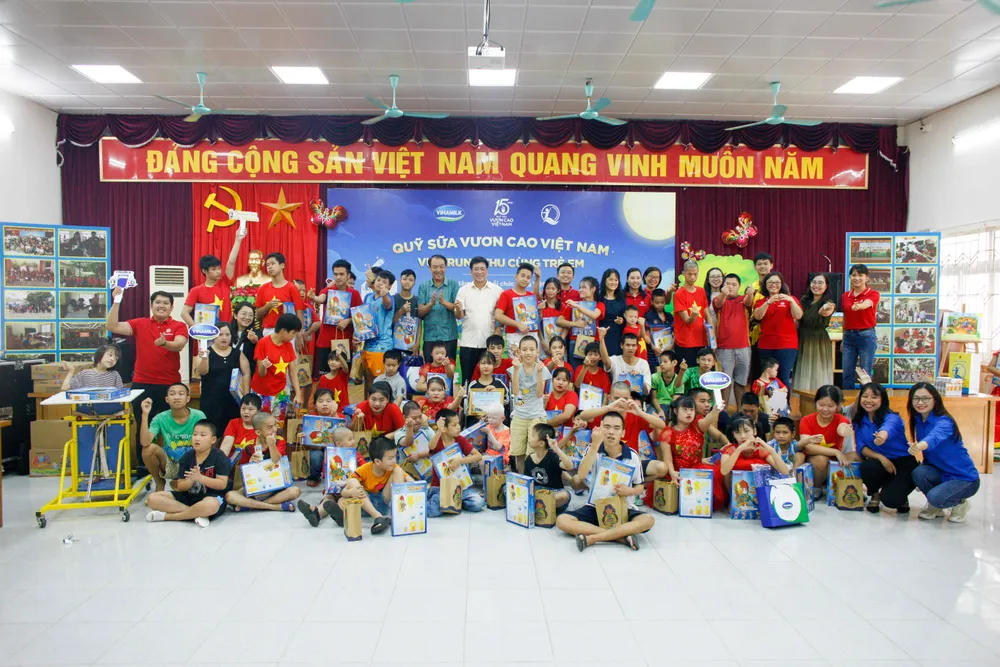 Mang trung thu “ấm” đến với trẻ em có hoàn cảnh đặc biệt  ảnh 2