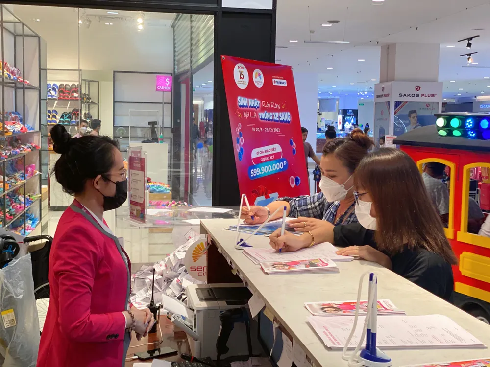 Đến trung tâm thương mại mua sắm, người dân được khám bệnh miễn phí ảnh 2