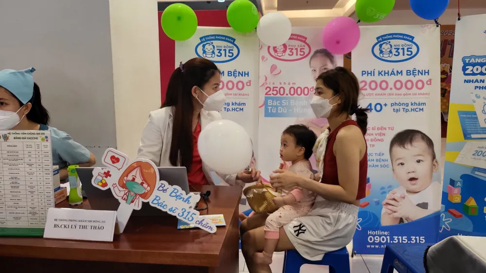 Đến trung tâm thương mại mua sắm, người dân được khám bệnh miễn phí ảnh 1