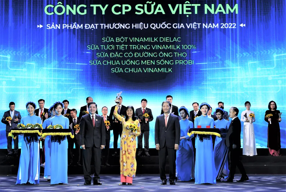 Đại diện Vinamilk nhận Giải thưởng quốc gia năm 2022