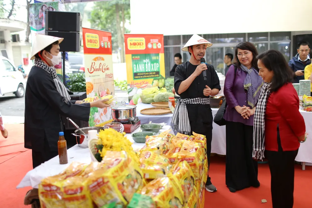 Ông Nguyễn Trần Hữu Thắng, Tổng Giám Đốc BSAFOOD giới thiệu sản phẩm mì sấy lạnh NAM-TÔ