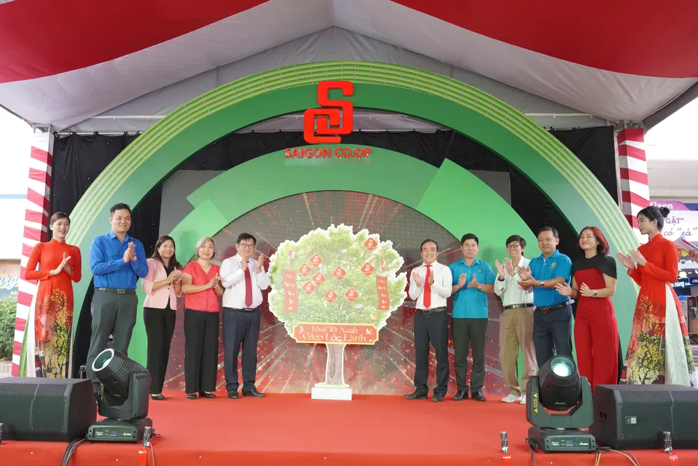 Lãnh đạo Saigon Co.op cùng quý đại biểu thực hiện nghi thức khởi động chuỗi chương trình Tết 2023