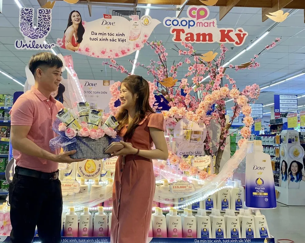 Các hộp quà tặng ngày 8-3 được thiết kế bắt mắt, tươi trẻ được bày bán tại hệ thống Co.opmart. Ảnh: VĂN LÂN Các hộp quà tặng ngày 8-3 được thiết kế bắt mắt, tươi trẻ được bày bán tại hệ thống Co.opmart. Ảnh: VĂN LÂN