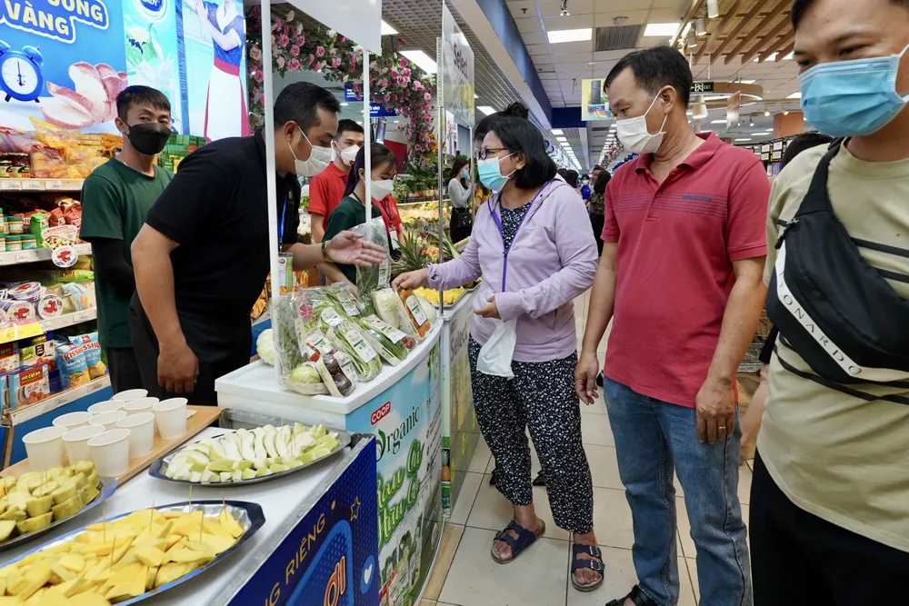 Người dân hồ hởi trải nghiệm thử sản phẩm xanh tại hệ thống siêu thị Co.opmart. Ảnh: HOÀNG HÙNG