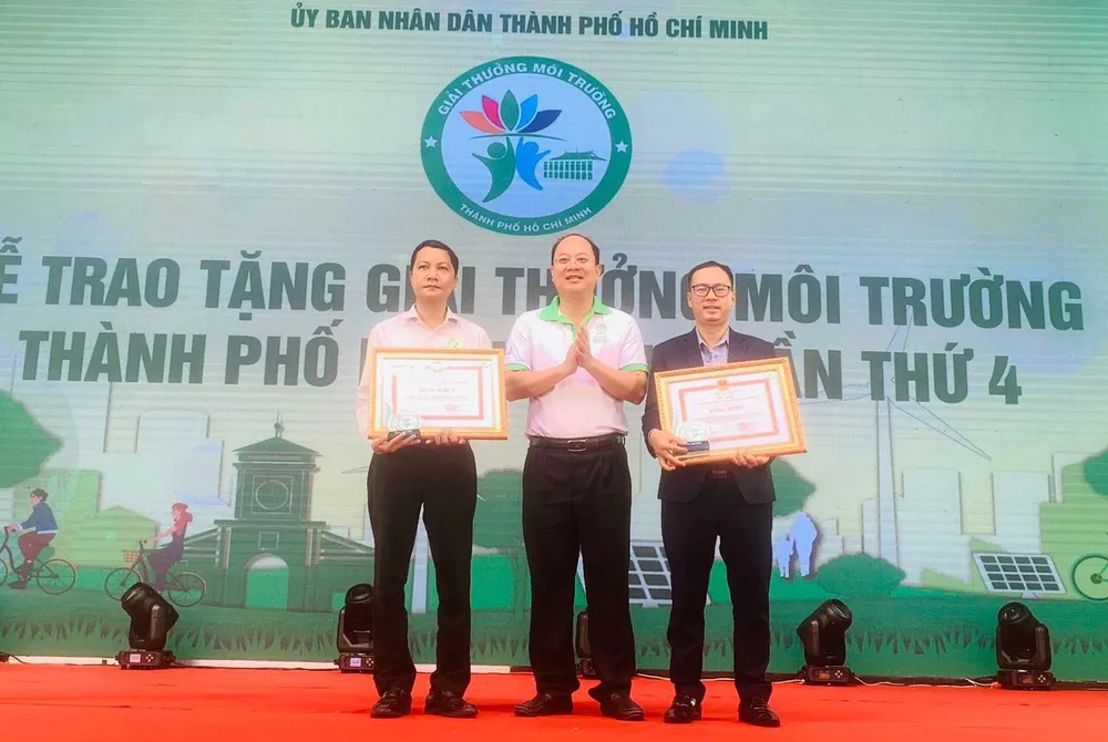 Saigon Co.op (bên phải) được trao giải thưởng môi trường lần thứ 4 - 2023