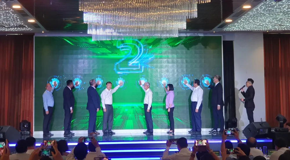 Các đại biểu tham dự hội nghị đã nhấn nút khởi động chuỗi chương trình kết nối giao thương giữa các nhà cung cấp với các doanh nghiệp xuất khẩu, tổ chức xúc tiến thương mại