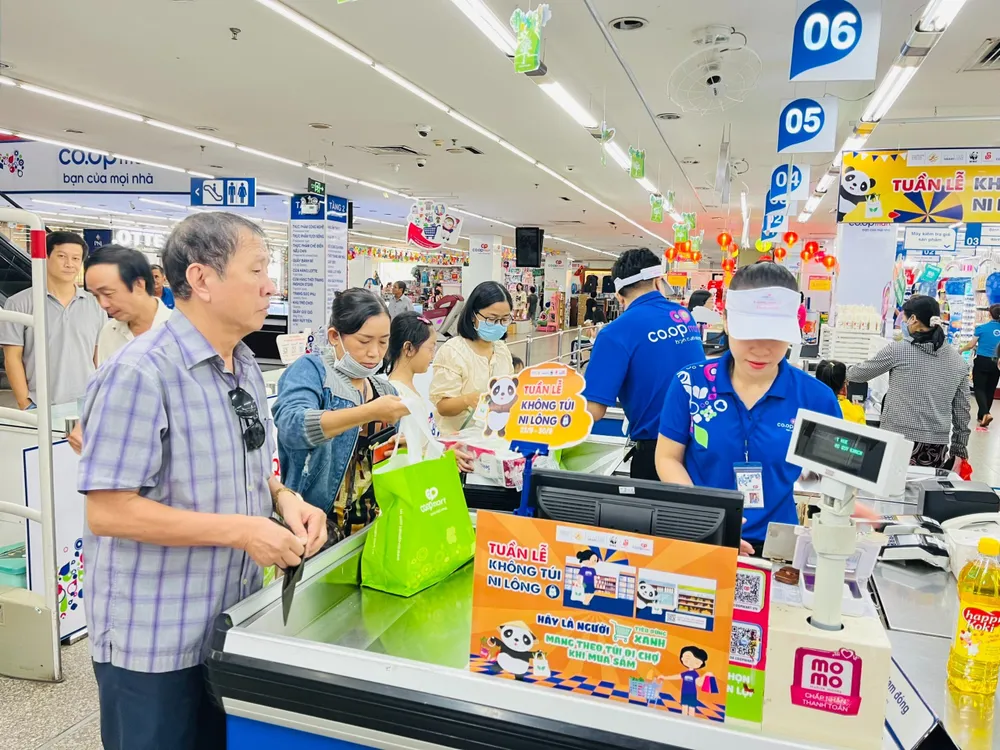 Khách hàng hào hứng hưởng ứng chương trình bằng việc sử dụng túi thân thiện môi trường thay cho túi nilon