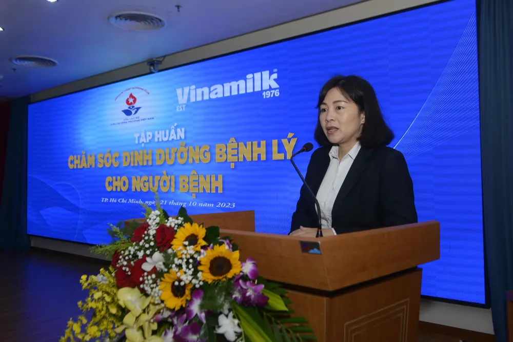 Bà Nguyễn Thị Thanh Nhàn, Trưởng ban Maketing, Kênh y tế toàn quốc, Công ty CP sữa Việt Nam (Vinamilk) phát biểu tại buổi tập huấn