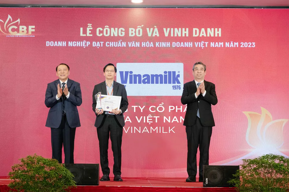 Ông Nguyễn Tường Huy, Giám đốc Nhân sự Vinamilk – nhận chứng nhận “Doanh nghiệp đạt chuẩn văn hóa kinh doanh Việt Nam năm 2023”