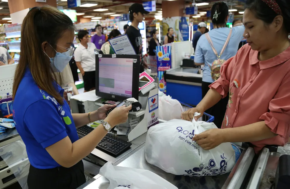 Khách hàng được đổi hóa đơn nhận quà, tặng sổ tay ưu đãi trong mùa lễ hội tháng 4.JPG