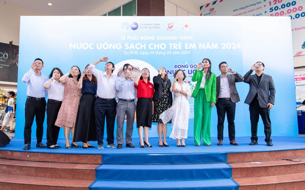 Các đại biểu uống nước đã được lọc sạch tại Lễ phát động nước sạch cho trẻ em năm 2024.jpg