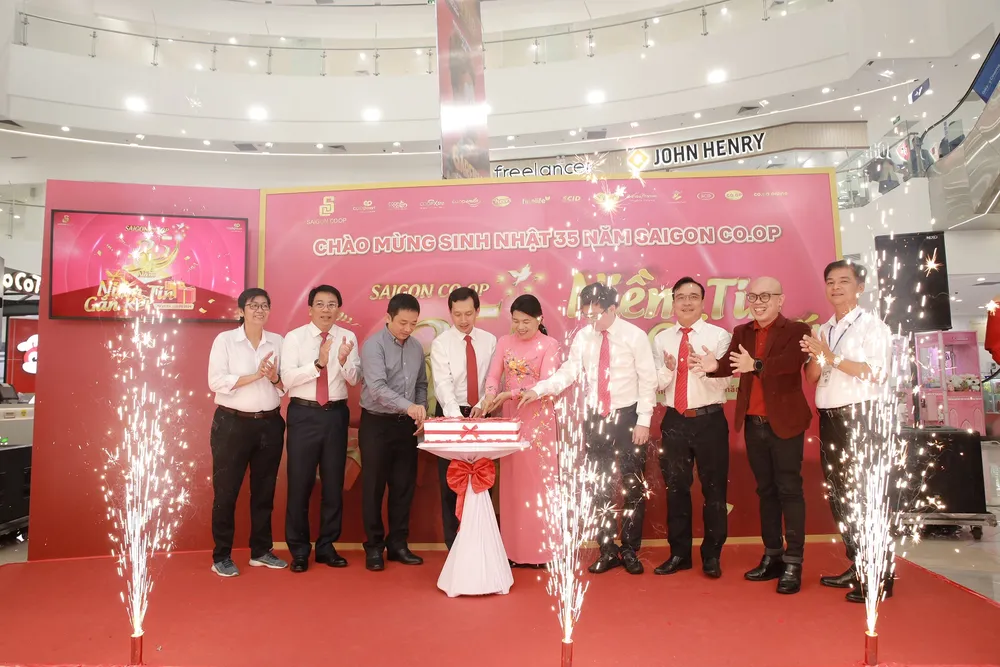 ĐẠI BIỂU CẮT BÁNH MỪNG SINH NHẬT 35 NĂM SAIGON CO.OP.JPG