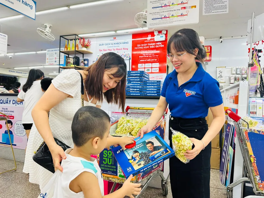 Nhiều phần quà dành cho các bé khi đi mua sắm trong những ngày hè.jpg