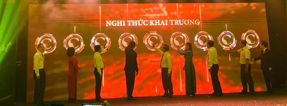 Đại biểu thực hiện nghi thức khai trương khách sạn.jpg