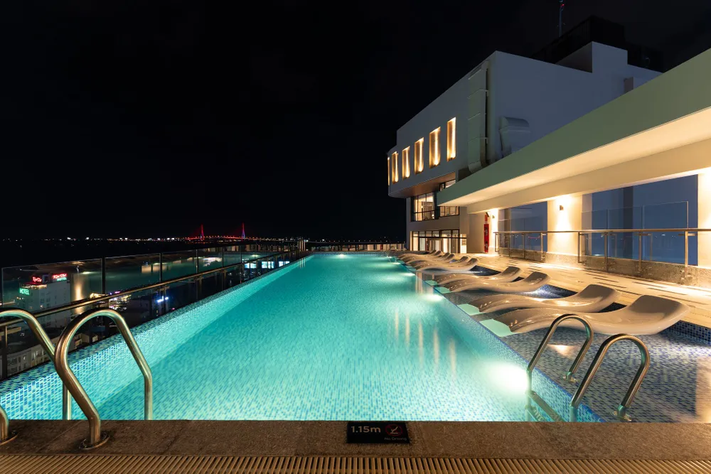 Tại hồ bơi vô cực, du khách có thể thả mình vào làn nước mát lạnh, thưởng thức cảnh quan của thành phố.jpg