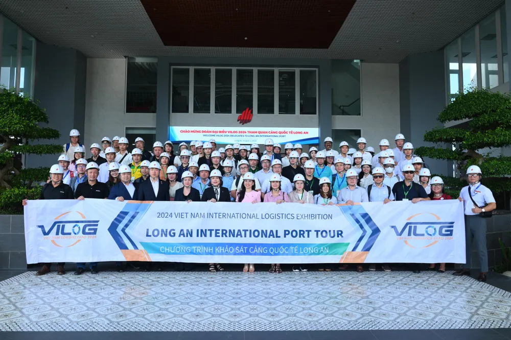 Doan Dai bieu TAITRA tham quan Cang Quoc te Long  (17).jpg