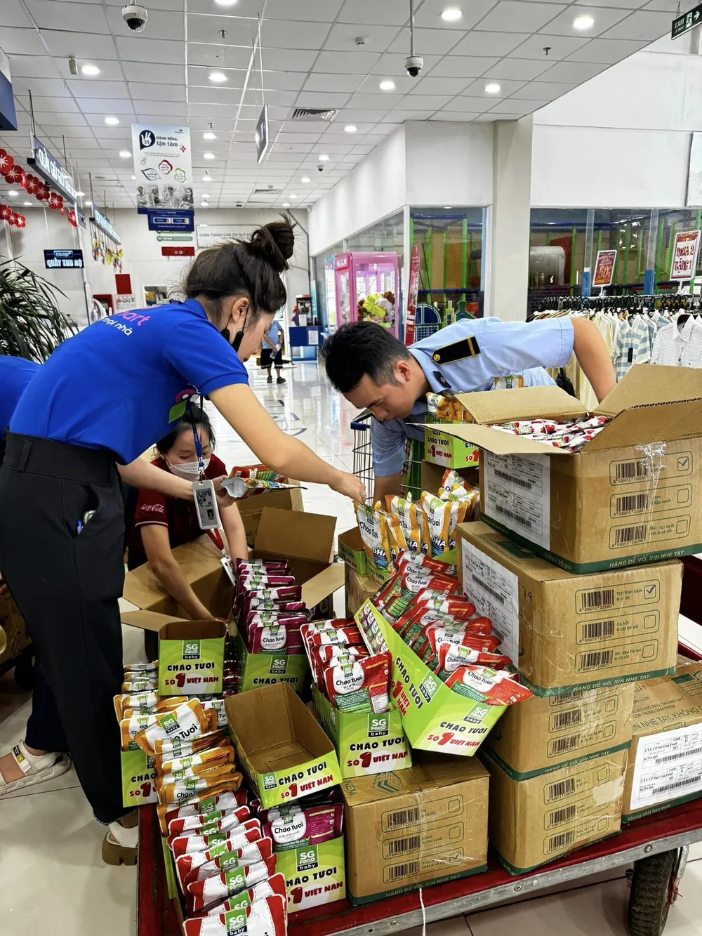 Co.opmart Buôn Hồ soạn hàng cho chuyến cứu trợ của cho các cơ quan ban ngành.jpg