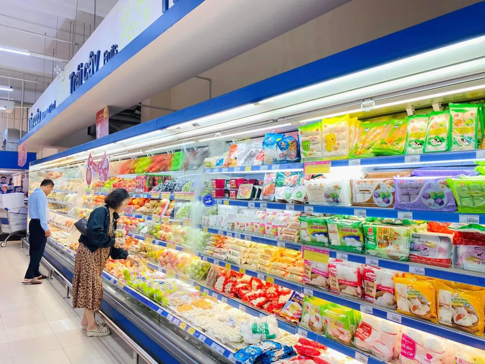 Khách hàng mua sắm tại Co.opmart Quảng Bình (1).jpg