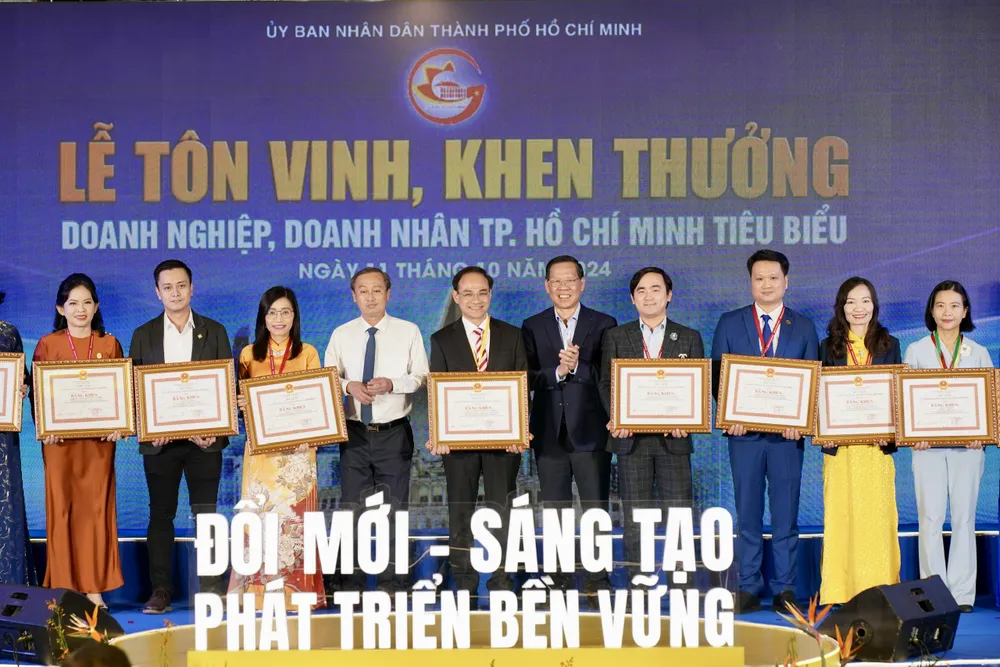 hinh trao giải.jpg