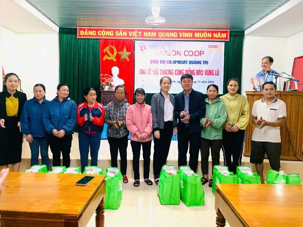 CO.OPMART QUẢNG TRỊ CHIA SẺ YÊU THƯƠNG MONG BÀ CON NHANH CHÓNG TÁI THIẾT CUỘC SỐNG SAU BÃO.JPG