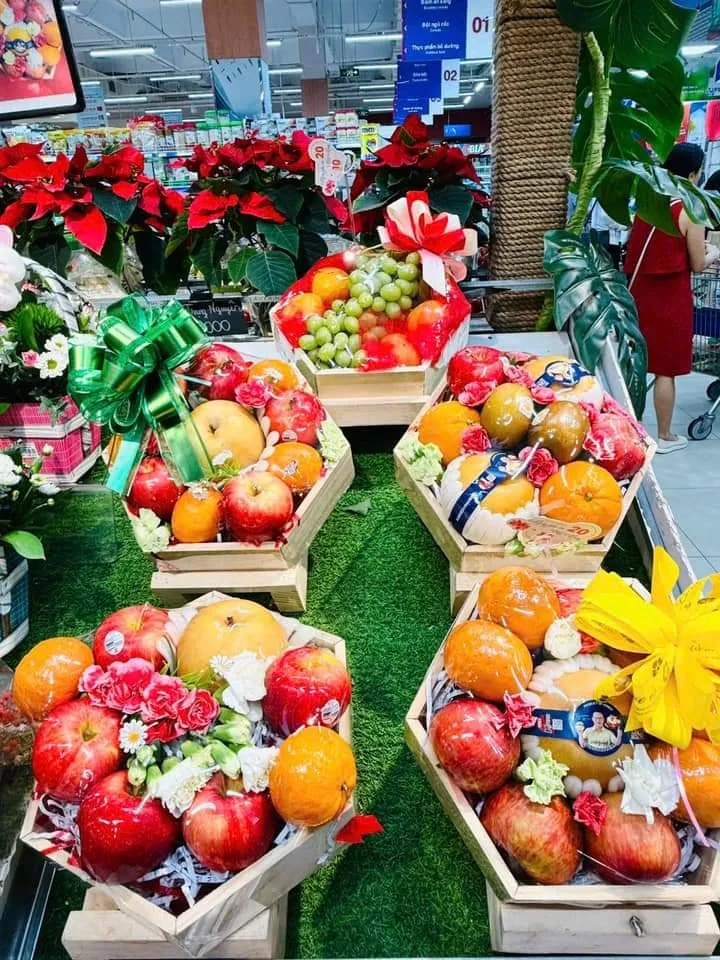 Giỏ trái cây kèm hoa tươi hút hàng ngày 20.11.jpg